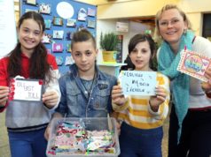 Gestalteten Grußkarten für die Patientinnen und Patienten im Klinikum: v.li. Die THS-Schüler Emily, Gianni und Leonie mit Kreativ-Coach Petra Maria Wewering. (Foto: © Bastian Glumm)