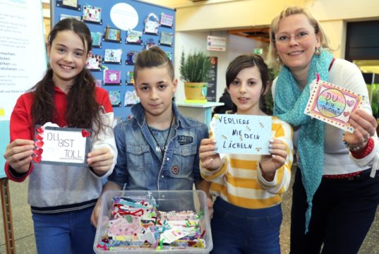 Gestalteten Grußkarten für die Patientinnen und Patienten im Klinikum: v.li. Die THS-Schüler Emily, Gianni und Leonie mit Kreativ-Coach Petra Maria Wewering. (Foto: © Bastian Glumm)