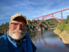 Uli Preuss und Jürgen Beu (nicht im Bild) sind heute mit der Six Bridges Rally an der sechsten und letzten Großbogenbrücke angekommen, dem Garabit-Viadukt in Frankreich. (Foto: © Team Friedensdorf)