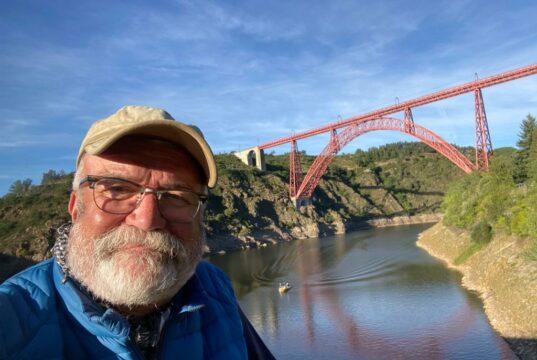 Uli Preuss und Jürgen Beu (nicht im Bild) sind heute mit der Six Bridges Rally an der sechsten und letzten Großbogenbrücke angekommen, dem Garabit-Viadukt in Frankreich. (Foto: © Team Friedensdorf)