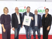 Solinger Startup Prinoa Dental mit Gründungspreis 2025 augezeichnet Bei der Verleihung des Gründerpreises 2025: v.li. Johanna Tjaden-Schulte (NRW.BANK), Holger Wilms (Prinoa Dental GmbH), Markus Kalb (Prinoa Dental GmbH), Bernd Krütt (Prinoa Dental GmbH) und NRW-Ministerin Mona Neubauer. (Foto: © NRW.BANK / Lokomotiv)