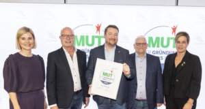 Solinger Startup Prinoa Dental mit Gründungspreis 2025 augezeichnet Bei der Verleihung des Gründerpreises 2025: v.li. Johanna Tjaden-Schulte (NRW.BANK), Holger Wilms (Prinoa Dental GmbH), Markus Kalb (Prinoa Dental GmbH), Bernd Krütt (Prinoa Dental GmbH) und NRW-Ministerin Mona Neubauer. (Foto: © NRW.BANK / Lokomotiv)