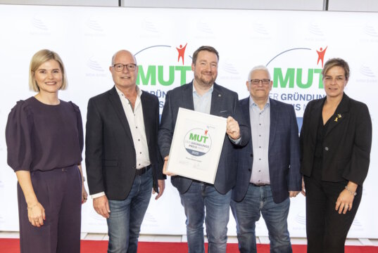 Bei der Verleihung des Gründerpreises 2025: v.li. Johanna Tjaden-Schulte (NRW.BANK), Holger Wilms (Prinoa Dental GmbH), Markus Kalb (Prinoa Dental GmbH), Bernd Krütt (Prinoa Dental GmbH) und NRW-Ministerin Mona Neubauer. (Foto: © NRW.BANK / Lokomotiv)