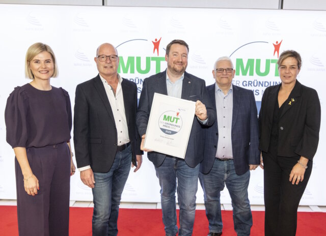 prinoa-dental-gruenderpreis Bei der Verleihung des Gründerpreises 2025: v.li. Johanna Tjaden-Schulte (NRW.BANK), Holger Wilms (Prinoa Dental GmbH), Markus Kalb (Prinoa Dental GmbH), Bernd Krütt (Prinoa Dental GmbH) und NRW-Ministerin Mona Neubauer. (Foto: © NRW.BANK / Lokomotiv)