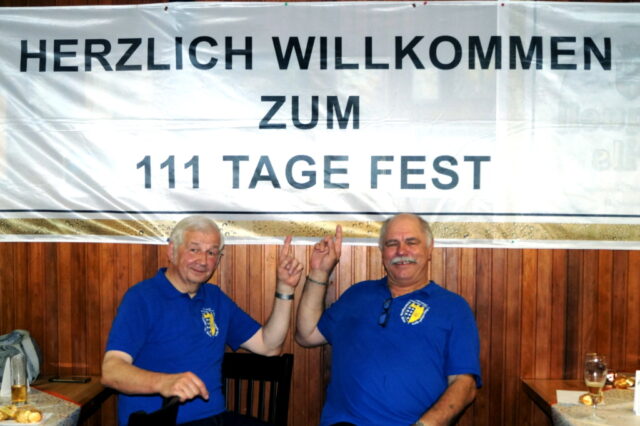 Präsident Joachim Junker (li.) und Geschäftsführer Bernd Hawich feierten jetzt mit ihrer Ohligser Prinzengarde das 111-Tage-Fest. (Foto: © Prinzengarde Ohligs)
