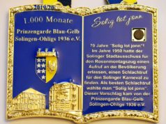 In der Gaststätte Hitzegrad präsentierte die Prinzengarde Blau-Gelb Solingen-Ohligs jetzt ihren neuen Sessionsorden, der gleich zwei Jubiläen würdigt. (Foto: © Prinzengarde Ohligs)