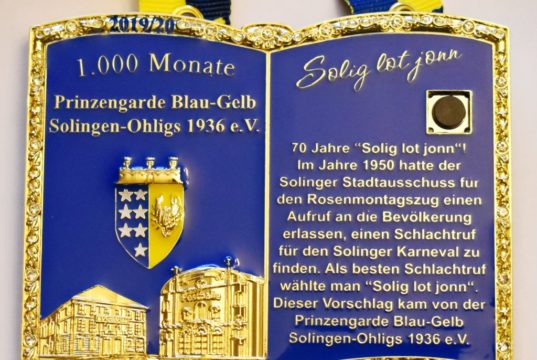 In der Gaststätte Hitzegrad präsentierte die Prinzengarde Blau-Gelb Solingen-Ohligs jetzt ihren neuen Sessionsorden, der gleich zwei Jubiläen würdigt. (Foto: © Prinzengarde Ohligs)