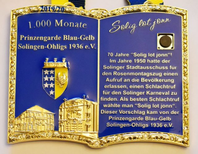 In der Gaststätte Hitzegrad präsentierte die Prinzengarde Blau-Gelb Solingen-Ohligs jetzt ihren neuen Sessionsorden, der gleich zwei Jubiläen würdigt. (Foto: © Prinzengarde Ohligs)