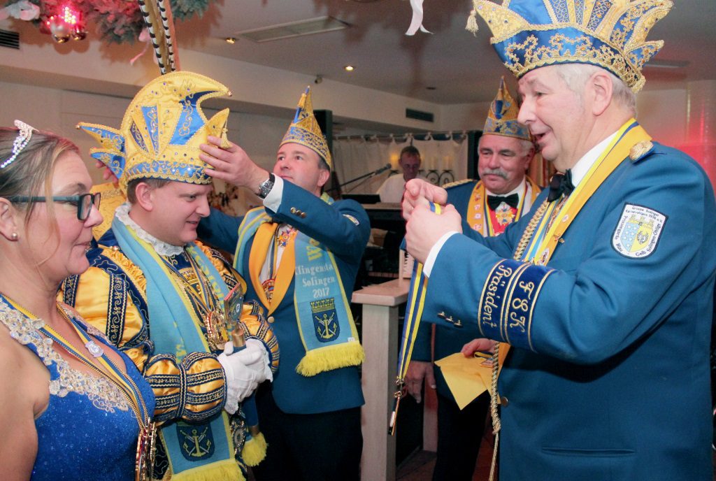 Für die Ohligser Prinzengarde war das vergangene Jahr ein erfolgreiches. Präsident Joachim Junker hat (re.) mit seiner Karnevalsgesellschaft auch für die Zukunft einiges in Planung. (Archivfoto: © B. Glumm)