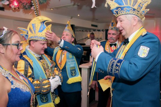 Für die Ohligser Prinzengarde war das vergangene Jahr ein erfolgreiches. Präsident Joachim Junker hat (re.) mit seiner Karnevalsgesellschaft auch für die Zukunft einiges in Planung. (Archivfoto: © B. Glumm)