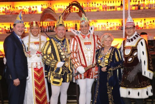 Das Kölner Dreigestirn empfing am Mittwoch hochoffiziell im Dorint-Hotel in Köln das Solinger Prinzenpaar: v.li. Oberbürgermeister Tim Kurzbach, Jungfrau Catharina, der Solinger Prinz Sascha I. , Prinz Marc I., Prinzessin Gudrun I. und Bauer Markus. (Foto: © Bastian Glumm)