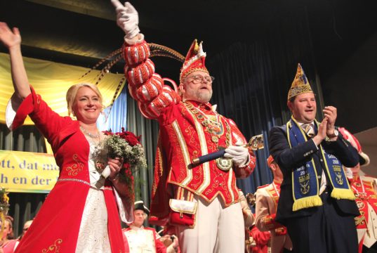 Daniela I. und Michael I. wurden feierlich in der Ohligser Festhalle inthronisiert. Die Insignien der karnevalistischen "Macht", Zepter, Federschmuck und Kette, überreichte Oberbürgermeister Tim Kurzbach. (Foto: © Bastian Glumm)