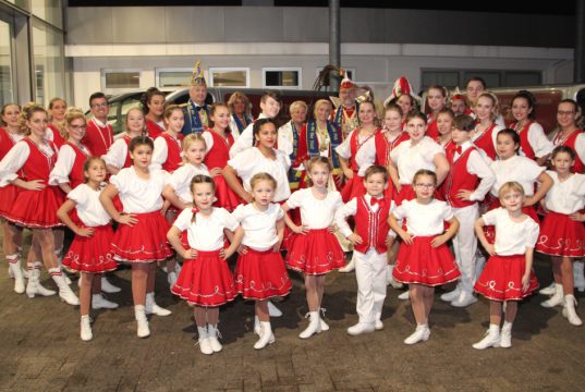 Die Tanzgruppen der KG Rot-Weiß Klingenstädter passen freilich nicht alle in den Neunsitzer, mit dem das Solinger Prinzenpaar während der Session unterwegs sein wird. (Foto: © Bastian Glumm)
