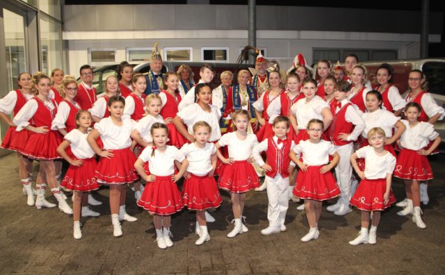 Die Tanzgruppen der KG Rot-Weiß Klingenstädter passen freilich nicht alle in den Neunsitzer, mit dem das Solinger Prinzenpaar während der Session unterwegs sein wird. (Foto: © Bastian Glumm)