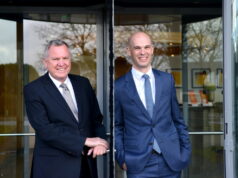 Bislang haben sie im Team zusammengearbeitet. Jetzt übernimmt Mathias Prestenbach (r.) die Leitung des Private Bankings der Volksbank im Bergischen Land von Uwe Schmidt, der in den Ruhestand tritt. (Foto: © Volksbank/Bettina Osswald)