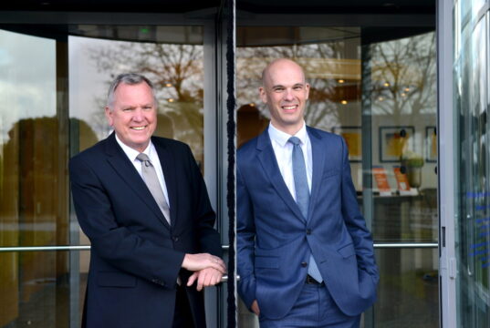 Bislang haben sie im Team zusammengearbeitet. Jetzt übernimmt Mathias Prestenbach (r.) die Leitung des Private Bankings der Volksbank im Bergischen Land von Uwe Schmidt, der in den Ruhestand tritt. (Foto: © Volksbank/Bettina Osswald)