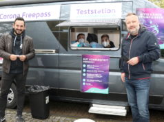 Levent Günes (li.) und Sascha Küll gründeten das Start-Up Pro Easy und bieten in Solingen gleich mehrere mobile Corona-Teststationen an. (Foto: © Bastian Glumm)