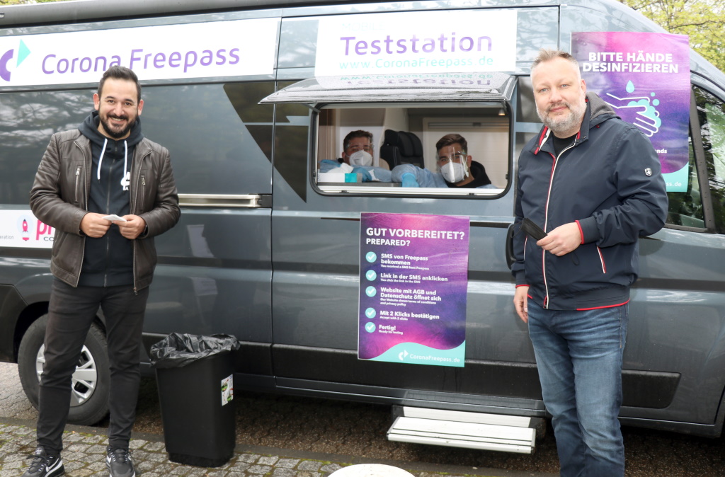 Levent Günes (li.) und Sascha Küll gründeten das Start-Up Pro Easy und bieten in Solingen gleich mehrere mobile Corona-Teststationen an. (Foto: © Bastian Glumm)