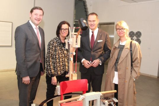 Hakan Eren gewann den Publikumspreis der 72. Internationalen Bergischen Kunstausstellung, konnte diesen am Mittwochabend aber nicht persönlich in Empfang nehmen. Gratulierten trotzdem: v.li. Oberbürgermeister Tim Kurzbach, Gisela Elbracht-Iglhaut, stellv. Direktorin Kunstmuseum Solingen, Stefan Grunwald, Vorstandsvorsitzender Stadt-Sparkasse Solingen und Künstlerin Magdalena von Rudy. (Foto: © Bastian Glumm)