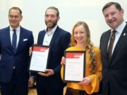 Stefan Grunwald (li.), Vorstandsvorsitzender der Stadt-Sparkasse Solingen, und Oberbürgermeister Tim Kurzbach gratulierten den Preisträgern des Publikumspreises der diesjährigen Bergischen Kunstausstellung Barbara Schmidt (1. Platz) und Felix Contzen (3. Platz). (Foto: © Stadt-Sparkasse Solingen)