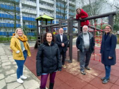 Freuen sich über die Spende für die Quartiere: v.l. Pia Kuhn (Bürgerverein Zietenstrasse), Regina Fluck (Wir in der Hasseldelle), Harry Schulz (Fuhrgemeinschaft), Felicia Ullrich (Druckhaus Ullrich), Bürgerpreisträger Uli Preuss und Tanja Isphording (Fuhrgemeinschaft). (Foto: © Uli Preuss)