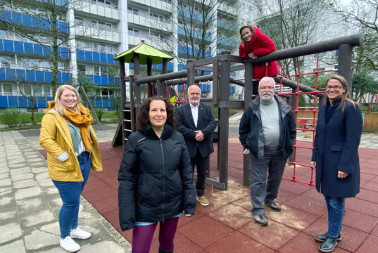 Freuen sich über die Spende für die Quartiere: v.l. Pia Kuhn (Bürgerverein Zietenstrasse), Regina Fluck (Wir in der Hasseldelle), Harry Schulz (Fuhrgemeinschaft), Felicia Ullrich (Druckhaus Ullrich), Bürgerpreisträger Uli Preuss und Tanja Isphording (Fuhrgemeinschaft). (Foto: © Uli Preuss)