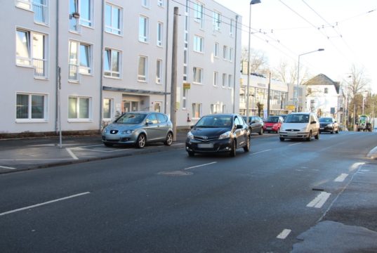 Die Querungshilfe auf der Friedrichstraße kommt, ab kommender Woche sollen dazu die Bauarbeiten beginnen. (Archivfoto: © Bastian Glumm)