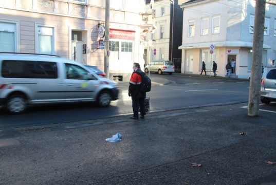 Es wird einen Zebrastreifen und eine Mittelinsel auf der Friedrichstraße geben, die jetzt installiert werden soll. (Archivfoto: © Bastian Glumm)