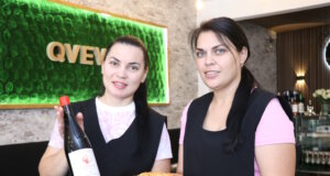 Olga (li.) und Lyudmila eröffneten vor zwei Wochen das georgische Café Qvevri an der Sauerbreystraße in Ohligs. (Foto: © Bastian Glumm)