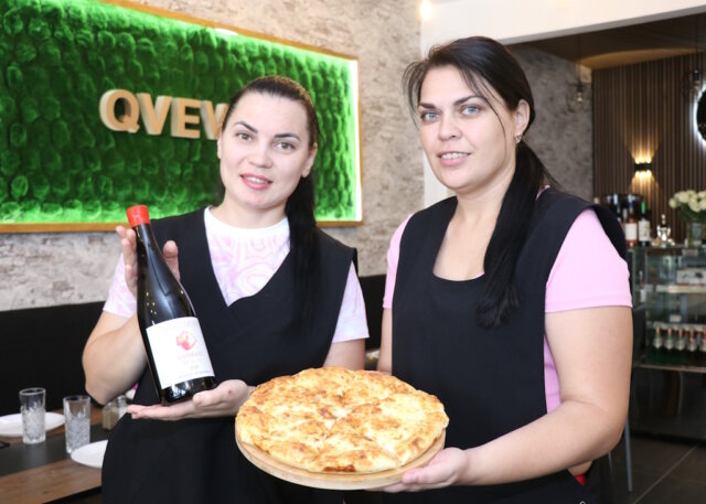 Olga (li.) und Lyudmila eröffneten vor zwei Wochen das georgische Café Qvevri an der Sauerbreystraße in Ohligs. (Foto: © Bastian Glumm)