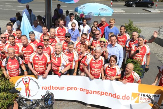 Rund 40 Frauen und Männer waren vergangene Woche im Rahmen der 13. Radtour pro Organspende mit dem Fahrrad unterwegs, am Freitag wurde Station am Solinger Klinikum gemacht. (Foto: © Bastian Glumm)