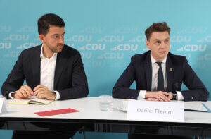 CDU-Pressesprecher Rafael Sarlak (li.) und Daniel Flemm, der am 14. September für die Solinger Christdemokraten als OB-Kandidat in die Wahl gehen wird. (Foto: © Bastian Glumm)