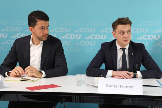 CDU-Pressesprecher Rafael Sarlak (li.) und Daniel Flemm, der am 14. September für die Solinger Christdemokraten als OB-Kandidat in die Wahl gehen wird. (Foto: © Bastian Glumm)