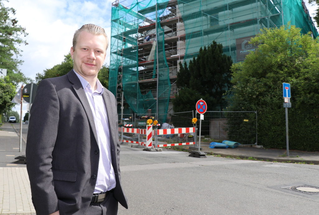 Raoul Brattig (FDP) an der Deller Straße, wo derzeit die Dependance der Erika-Rothstein-Schule saniert wird. (Foto: © Bastian Glumm)