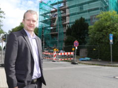 Raoul Brattig (FDP) an der Deller Straße, wo derzeit die Dependance der Erika-Rothstein-Schule saniert wird. (Foto: © Bastian Glumm)