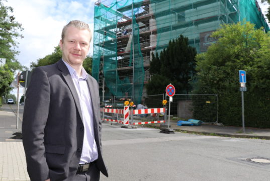 Raoul Brattig (FDP) an der Deller Straße, wo derzeit die Dependance der Erika-Rothstein-Schule saniert wird. (Foto: © Bastian Glumm)