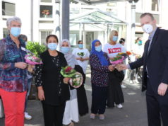 Strahlende Gesichter unter den Mund-Nasen-Masken: Raoul Brattig (re., FDP) bedankte sich bei der Belegschaft der Evangelischen Altenhilfe Wald jetzt mit Blumen. (Foto: © Bastian Glumm)