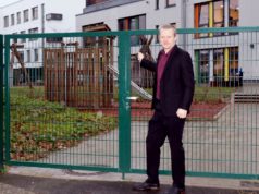 Raoul Brattig vor der Kita Klingenbande am Rathaus. Die Themen Kitas und Schulen liegen dem jungen FDP-Politiker besonders am Herzen. (Foto: © Bastian Glumm)