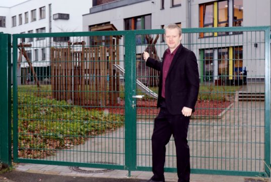 Raoul Brattig vor der Kita Klingenbande am Rathaus. Die Themen Kitas und Schulen liegen dem jungen FDP-Politiker besonders am Herzen. (Foto: © Bastian Glumm)