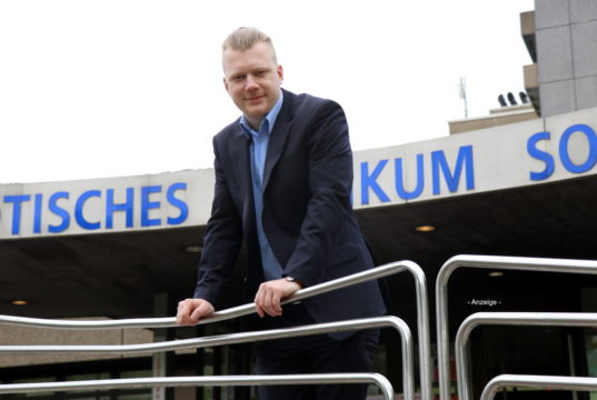 Oberbürgermeisterkandidat Raoul Brattig (FDP) wünscht sich, dass das Klinikum Solingen möglichst bald wieder in wirtschaftlich ruhigerem Fahrwasser unterwegs ist. (Foto: © Bastian Glumm)