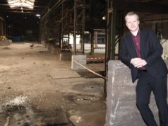 Raoul Brattig (FDP) in den leerstehenden Hallen der ehemaligen Firma Grossmann in Wald. Dieses Areal in ein zukunftsweisendes Projekt zu packen, könne seiner Meinung nach Signalwirkung für ganz Solingen haben. (Foto: © Bastian Glumm)