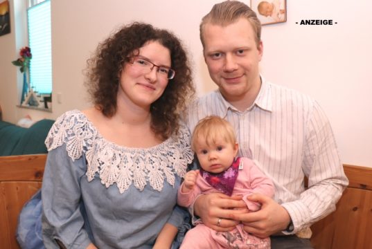 OB-Kandidat Raoul Brattig (FDP) mit Ehefrau Susi und Töchterchen Maresa. (Foto: © Bastian Glumm)