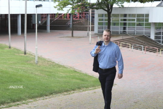 Oberbürgermeisterkandidat Raoul Brattig (FDP) wünscht sich, dass in Solingen mehr für Kinder und Familen getan wird. In Kitas, Schulen und auch in den Offenen Ganztag müsse man investieren. (Foto: © Bastian Glumm)