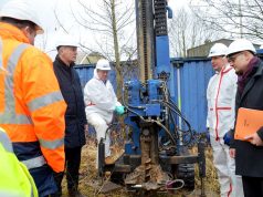 Auf dem ehemaligen Rasspe-Gelände fanden heute erste Bohrarbeiten statt. NRW-Umweltminister Johannes Remmel (li. mit dunkler Jacke) war auch vor Ort. Mit kurzen Worten machte er die besondere Bedeutung des Flächenrecyclings deutlich. (re. Frank Balkenhol, Geschäftsführer der Wirtschaftsförderung) (Foto: © Martina Hörle)