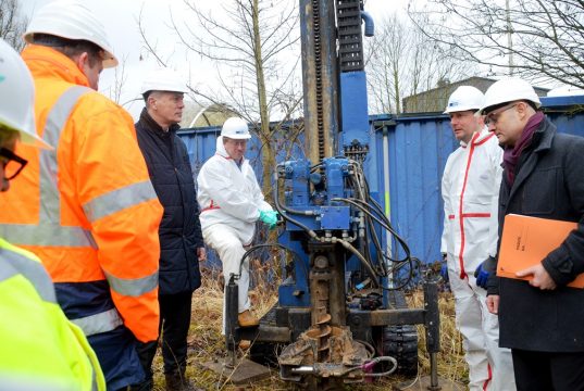 Auf dem ehemaligen Rasspe-Gelände fanden heute erste Bohrarbeiten statt. NRW-Umweltminister Johannes Remmel (li. mit dunkler Jacke) war auch vor Ort. Mit kurzen Worten machte er die besondere Bedeutung des Flächenrecyclings deutlich. (re. Frank Balkenhol, Geschäftsführer der Wirtschaftsförderung) (Foto: © Martina Hörle)