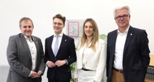 v.li.: Carsten Zimmermann (Leiter Stab Innenstadt), Oberbürgermeister Daniel Flemm, Evamarie Stangenberg (Leiterin Stadtdienst „Öffentliche Sicherheit und Ordnung“) und Matthias Knospe (Leiter Gebäudemanagement). (Foto: © Bastian Glumm)
