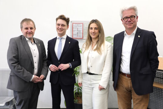 v.li.: Carsten Zimmermann (Leiter Stab Innenstadt), Oberbürgermeister Daniel Flemm, Evamarie Stangenberg (Leiterin Stadtdienst „Öffentliche Sicherheit und Ordnung“) und Matthias Knospe (Leiter Gebäudemanagement). (Foto: © Bastian Glumm)