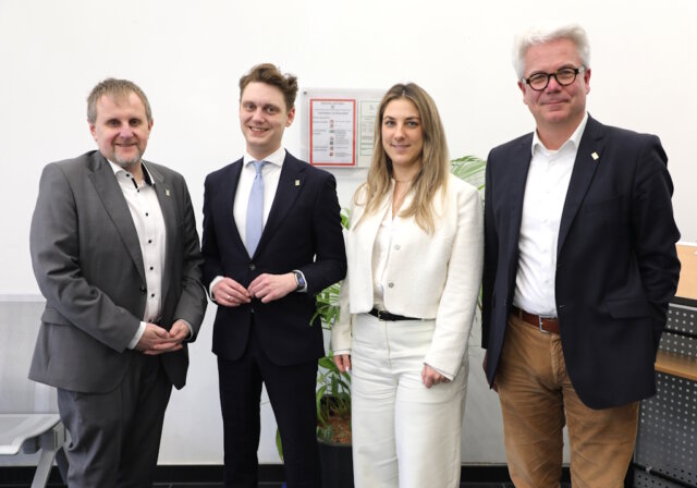 v.li.: Carsten Zimmermann (Leiter Stab Innenstadt), Oberbürgermeister Daniel Flemm, Evamarie Stangenberg (Leiterin Stadtdienst „Öffentliche Sicherheit und Ordnung“) und Matthias Knospe (Leiter Gebäudemanagement). (Foto: © Bastian Glumm)
