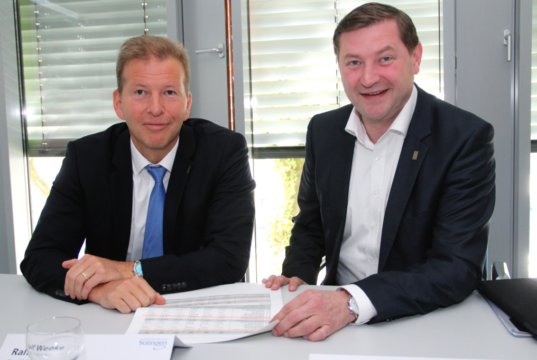 Kämmerer Ralf Weeke (li.) und Oberbürgermeister Tim Kurzbach informierten am Donnerstag über den Haushaltsentwurf der Stadt Solingen für das kommende Jahr. (Foto: © Bastian Glumm)