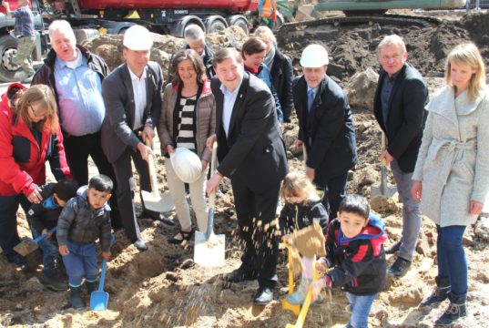 Nahmen zum symbolischen Spatenstich am Dienstag die Schaufeln in die Hand: die Verwaltungsspitze um Oberbürgermeister Tim Kurzbach, die am Bau der Betriebskita Beteiligten sowie Kinder und Erzieherinnen der Kindertagesstätte. (Foto: © B. Glumm)